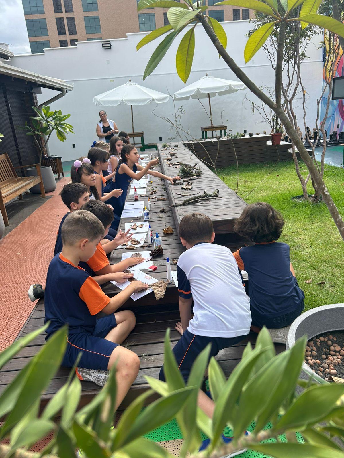 No outono as cores da natureza ganham vida nas mãos dos alunos em forma de arte